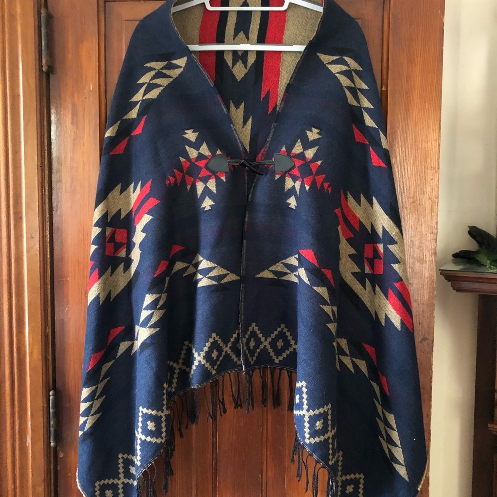 Aztec poncho with front clasp, OS